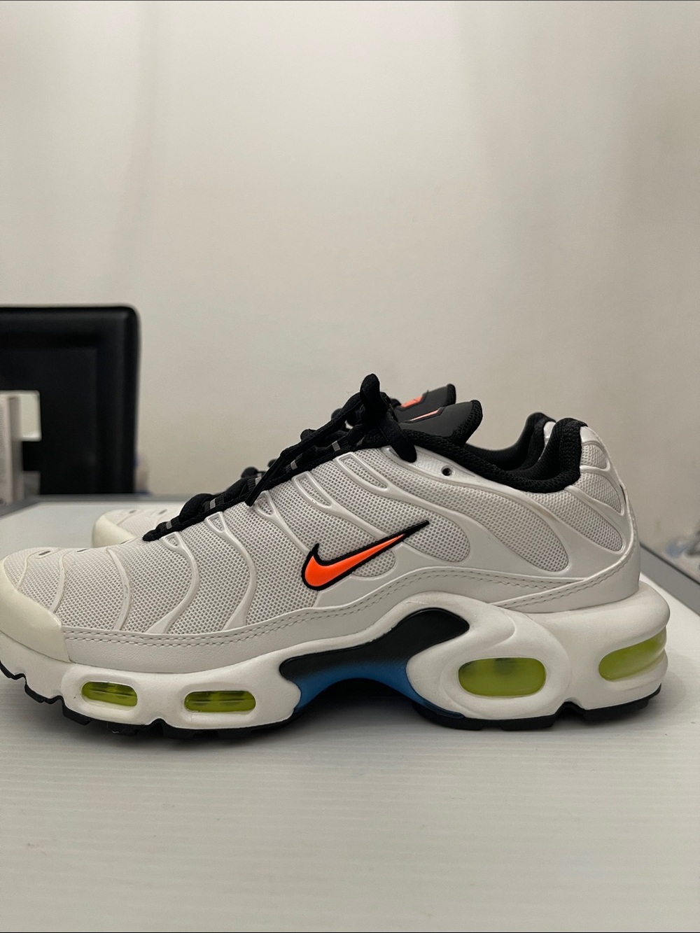 NIKE AIR MAX PLUS NERF SUMMIT WHITE RUNNING SNEAKERS WOMENS SIZE 7